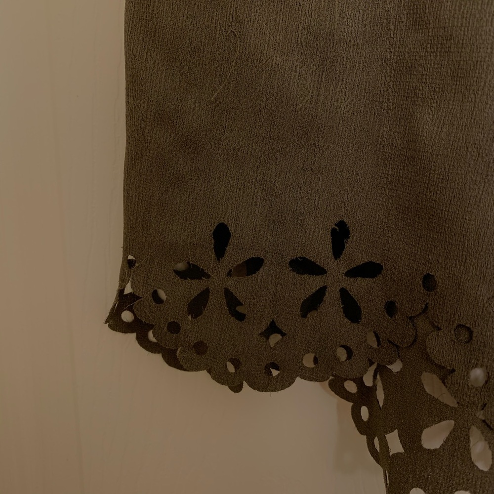 FOREST GREEN FLOWER SHORTS